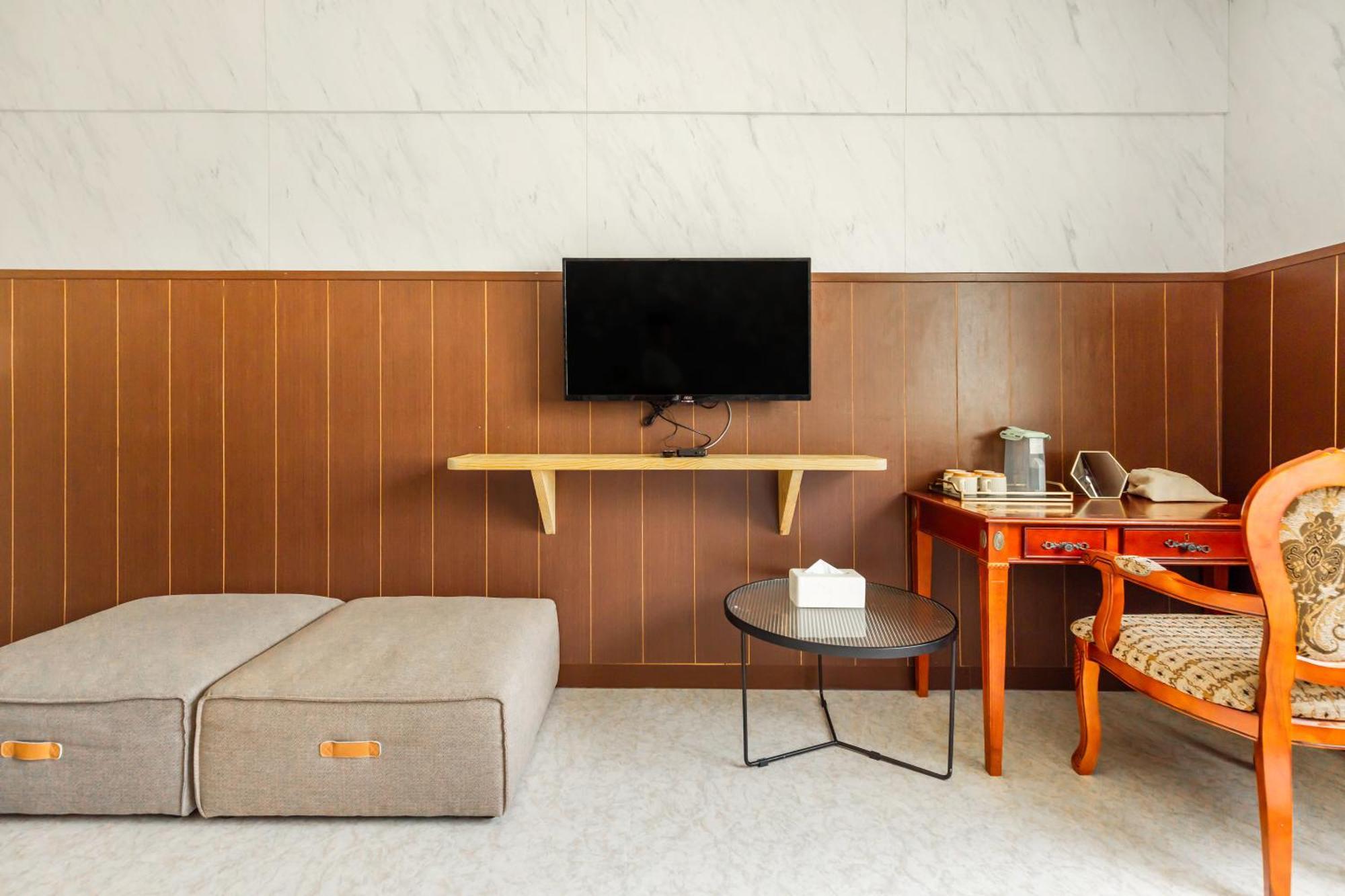 Hotel 32小巷弄 Tainan Exterior foto